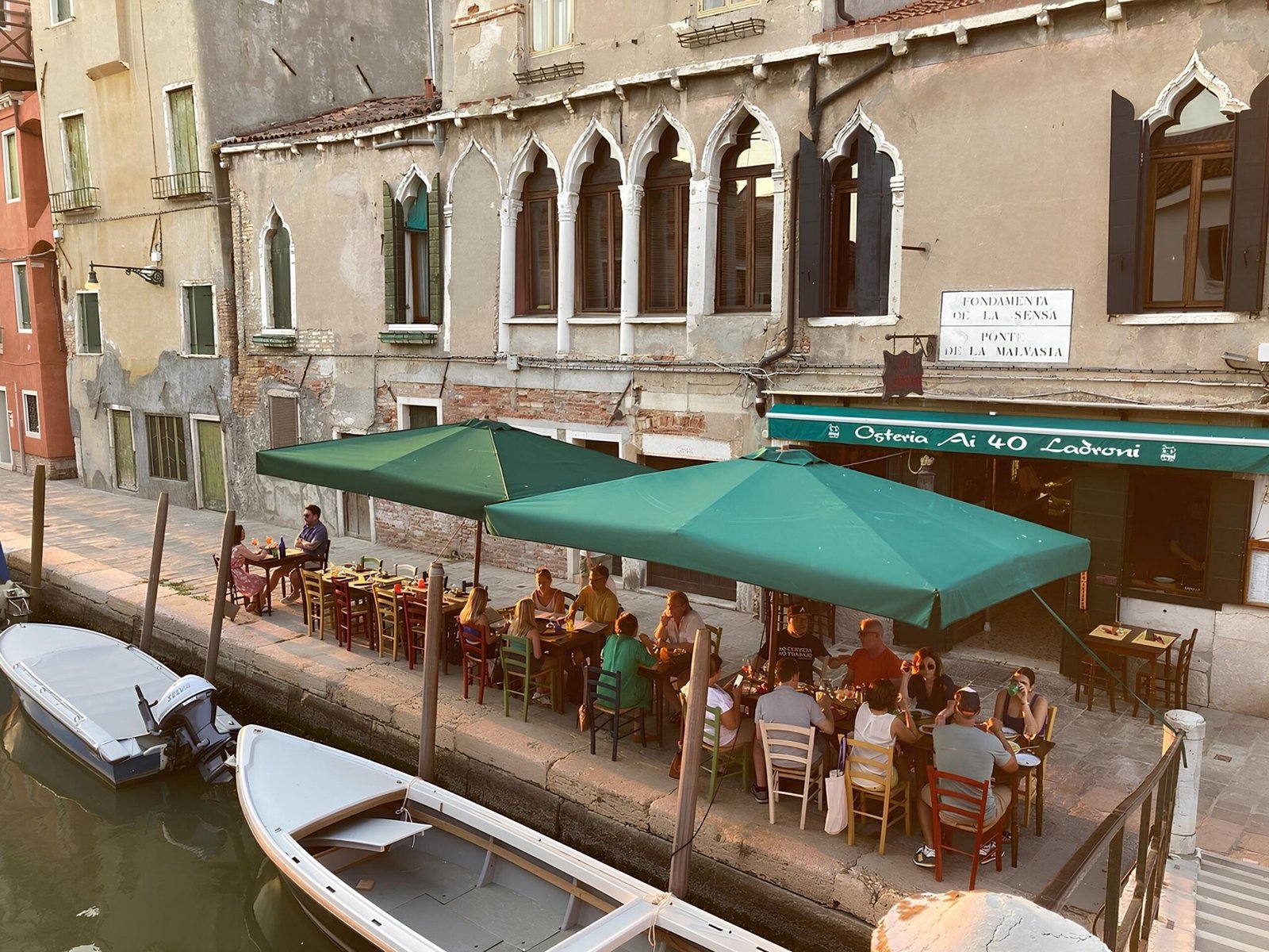 Osteria Ai 40 Ladroni: tavoli sul canale e insegna verde a Venezia